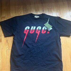 Gucci Men's Tee in Black with Red Logo